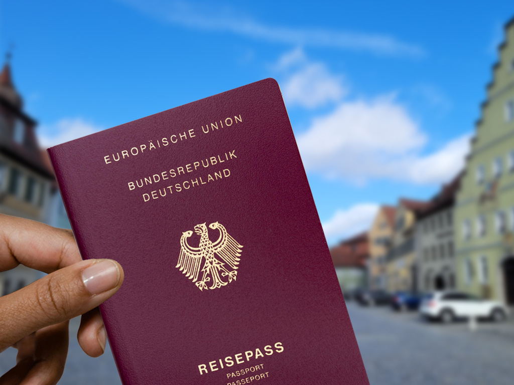 Reisepässe können in Feuchtwangen bald rund um die Uhr abgeholt werden © Fotomontage LAG Region an der Romantischen Straße e. V.
