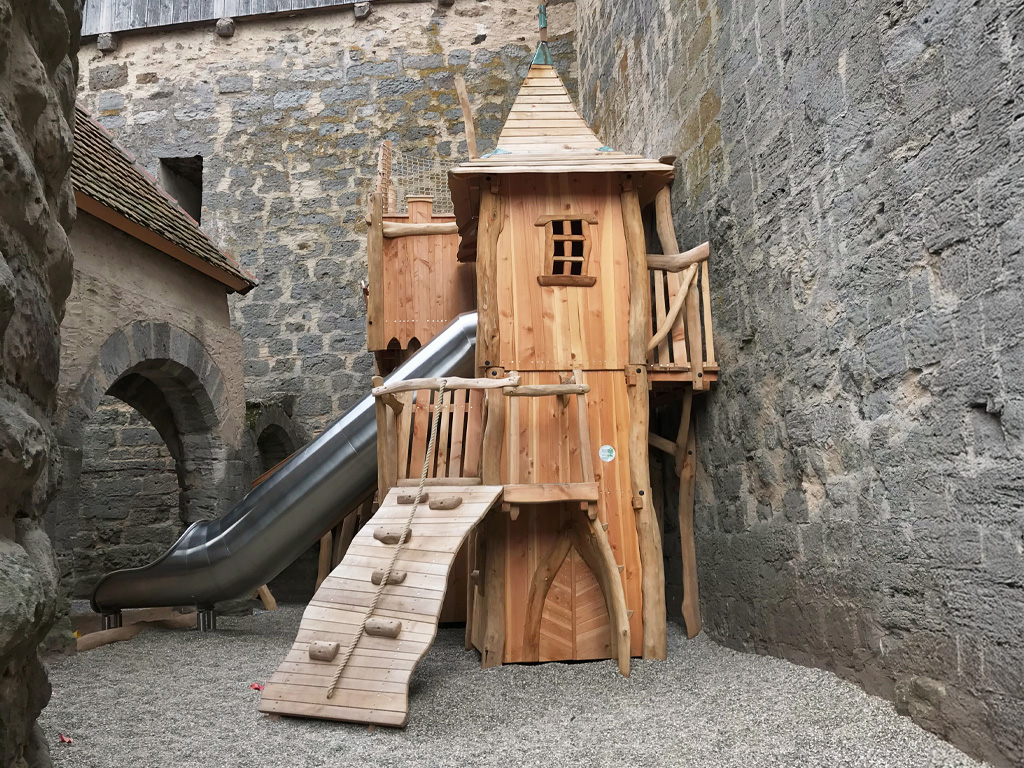 Befindet sich inmitten der historischen Mauern der Burg Colmberg: Der BurgErlebnisSpielplatz © LAG Region an der Romantischen Straße e. V.