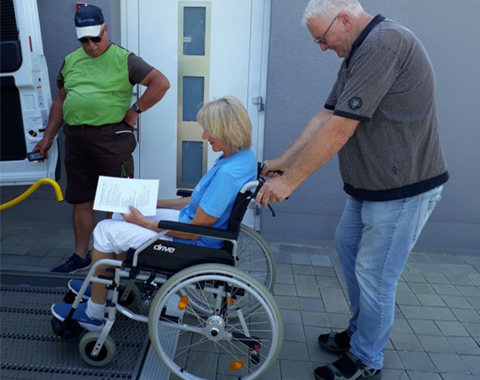Die speziell ausgestatteten Fahrzeuge ermöglichen einen sicheren und würdevollen Transport sowie einen barrierefreien Ein- und Ausstieg für Menschen mit Mobilitätseinschränkungen. © Zentraler Diakonieverein in den Evang.-Luth. Dekanatsbezirken Rothenburg o.d.T. und Leutershausen e. V.