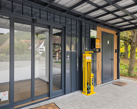 Praktisch nicht nur für Radfahrer: Blick auf die Lade- und Reperaturstation © LAG Region an der Romantischen Straße e. V.