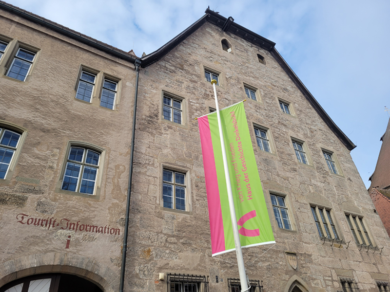 Blick auf die Fassade des Haus der Geschichte in Dinkelsbühl