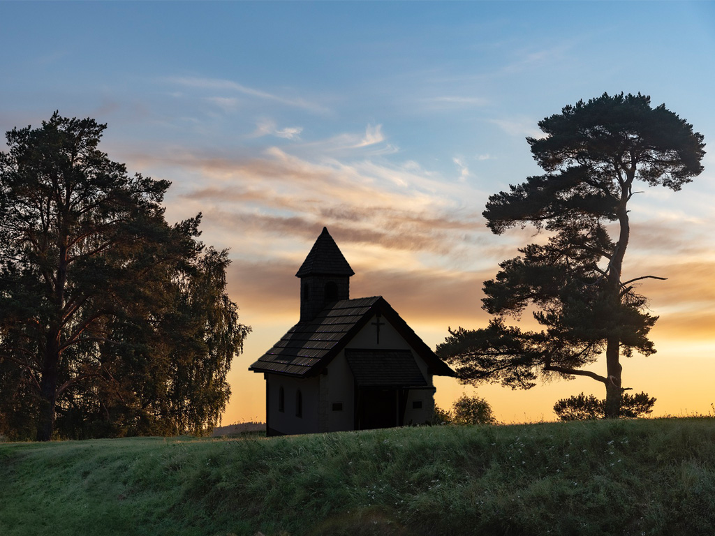 Eine Kapelle im Abendlicht: Bald auch in Aichau bei Feuchtwangen © Fietzfotos, www.pixabay.com