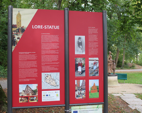 Eine Infotafel informiert &uuml;ber die Kinderlore und das Festspiel &copy; LAG Region an der Romantischen Stra&szlig;e e. V.