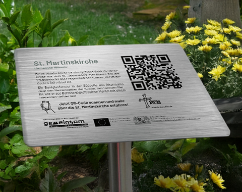 Hinweisschilder vor den Kirchen machen auf die online abrufbaren Informationen aufmerksam © Fotomontage LAG Region an der Romantischen Straße e. V.