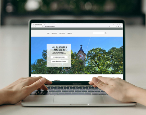 Eine Webseite liefert umfassende Informationen und zahlreiche Bilder u den erfassten Kirchen © Fotomontage LAG Region an der Romantischen Straße e. V.