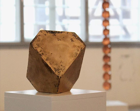 Eine professionelle Beleuchtung der Ausstellungsstücke setzt diese ins rechte Licht © Rothenburger Künstlerbund e. V.