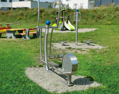 Fitnessger&auml;te f&uuml;r alle Generationen sorgen f&uuml;r Bewegungsm&ouml;glichkeiten im Freien &copy; LAG Region an der Romantischen Stra&szlig;e e. V.