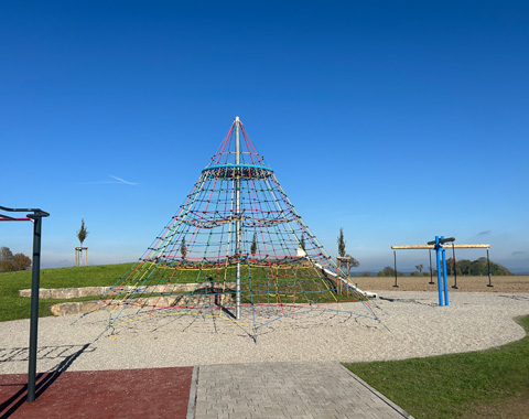 Ein echter Blickfang: der 6,5 Meter hohe Kletterturm © LAG Region an der Romantischen Straße e. V.