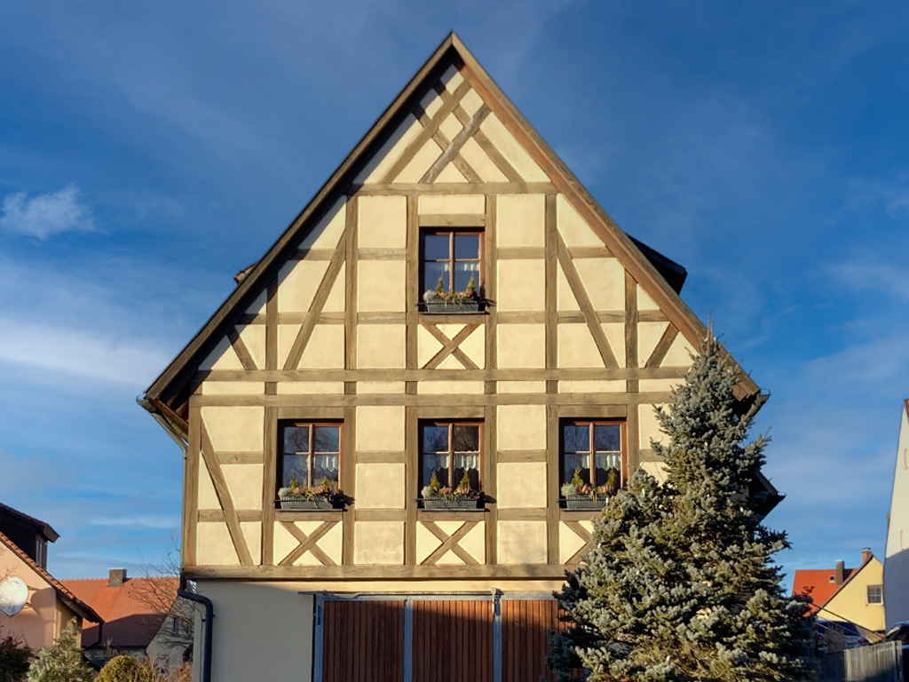 Blick auf die Fachwerkfassade des Rathauses in Neusitz: Im Untergeschoss soll ein Versammlungsraum entstehen © LAG Region an der Romantischen Straße e. V.