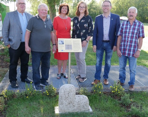 Scheintsberger Kreuz und Replikat des Knoblauchkreuzes in Oestheim