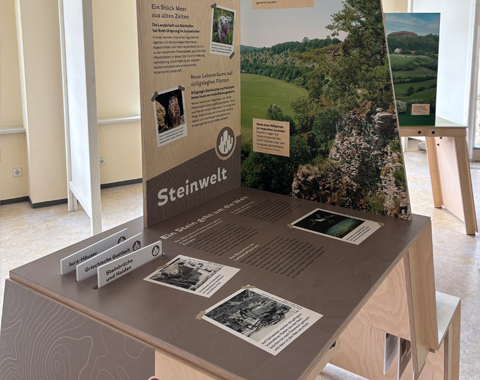 Das Ausstellungsmodul Steinwelt lädt dazu ein, geologische Besonderheiten, historische Nutzung und ökologische Zusammenhänge neu zu entdecken.© LAG Region an der Romantischen Straße e. V.