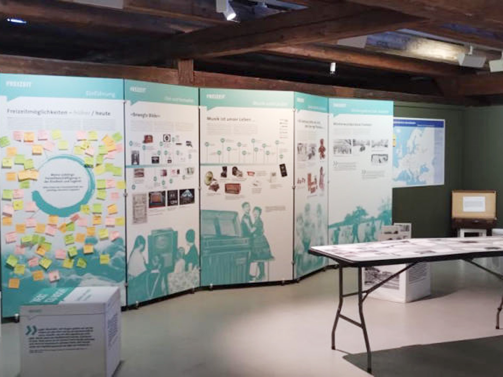 Seit 2012 werden seitens der Bezirksheimatpflege regelmäßig Wanderausstellungen konzipiert: „Weißt Du noch? – Kindheit und Jugend in Franken!“ © Bezirk Mittelfranken, Bezirksheimatpflege (Referat 5)